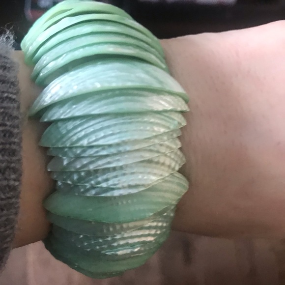 Green shell stretch bracelet - Picture 3 of 4